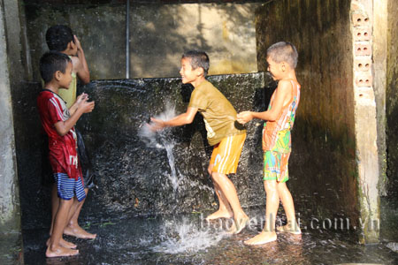 Mát lành nguồn nước tự nhiên ngày hè nơi giếng làng ở thôn Đồng Lơi. (Ảnh: Đoàn Thanh Hà)